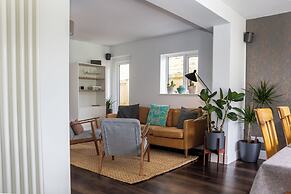 Stunning 5 Bed in the Centre of Bourton