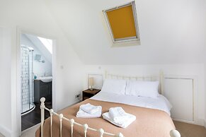 Stunning 5 Bed in the Centre of Bourton