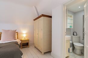 Stunning 5 Bed in the Centre of Bourton