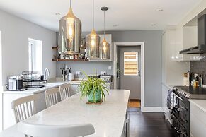 Stunning 5 Bed in the Centre of Bourton