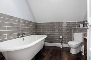 Stunning 5 Bed in the Centre of Bourton