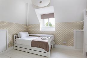 Stunning 5 Bed in the Centre of Bourton