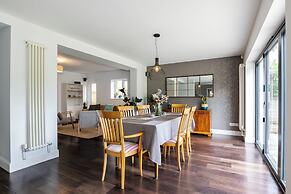 Stunning 5 Bed in the Centre of Bourton