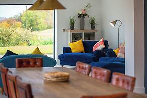 Orchard Barn-Luxury 4 BD Barn Conversion