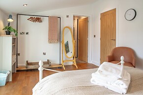 Orchard Barn-Luxury 4 BD Barn Conversion