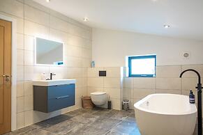 Orchard Barn-Luxury 4 BD Barn Conversion