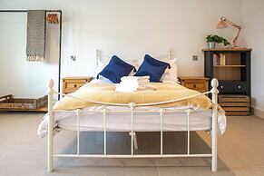 Orchard Barn-Luxury 4 BD Barn Conversion