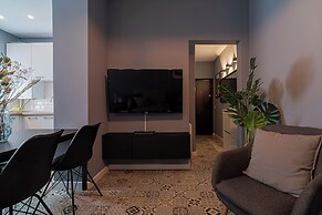 Chic Black & White 2BR on Dambovitei