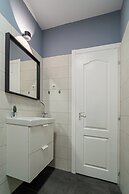 Chic Black & White 2BR on Dambovitei