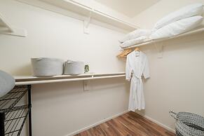 Peoria Oasis on Golf Course Pool Putting Green