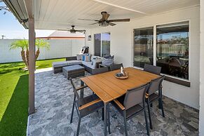 Peoria Oasis on Golf Course Pool Putting Green