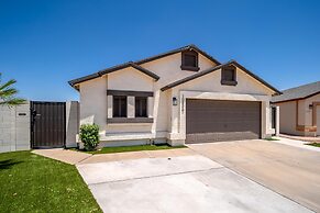 Peoria Oasis on Golf Course Pool Putting Green
