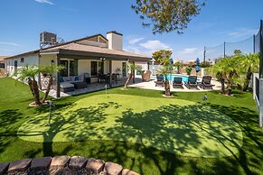 Peoria Oasis on Golf Course Pool Putting Green
