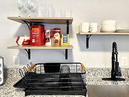 Vintage Vibes Modern Comfort 2BR for 6 Guests