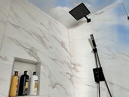 Vintage Vibes Modern Comfort 2BR for 6 Guests