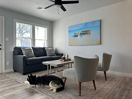 Vintage Vibes Modern Comfort 2BR for 6 Guests