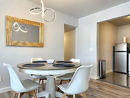 Vintage Vibes Modern Comfort 2BR for 6 Guests