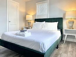 Vintage Vibes Modern Comfort 2BR for 6 Guests