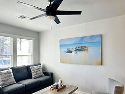 Vintage Vibes Modern Comfort 2BR for 6 Guests