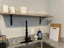 Vintage Vibes Modern Comfort 2BR for 6 Guests