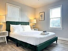 Vintage Vibes Modern Comfort 2BR for 6 Guests