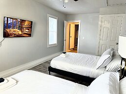 Vintage Vibes Modern Comfort 2BR for 6 Guests