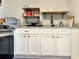 Vintage Vibes Modern Comfort 2BR for 6 Guests