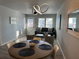 Vintage Vibes Modern Comfort 2BR for 6 Guests