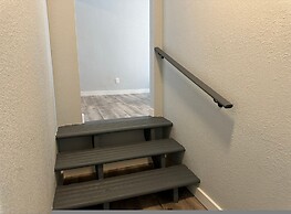 Vintage Vibes Modern Comfort 2BR for 6 Guests