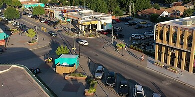 Rustic Gem 5min-asian District Full Kitchen