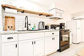 Rustic Gem 5min-asian District Full Kitchen