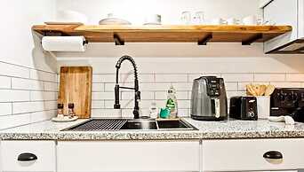 Rustic Gem 5min-asian District Full Kitchen