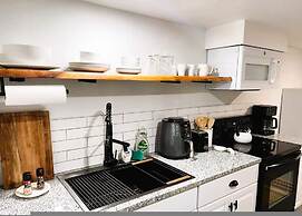 Rustic Gem 5min-asian District Full Kitchen