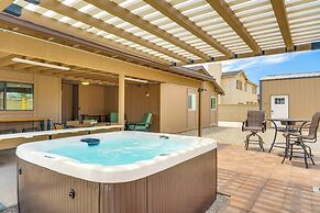 Roomy Tucson Home w/ Hot Tub & Pickleball Court!