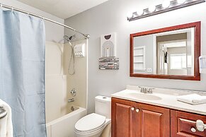 Roomy Tucson Home w/ Hot Tub & Pickleball Court!