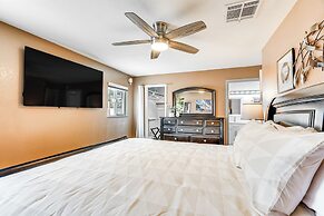 Roomy Tucson Home w/ Hot Tub & Pickleball Court!