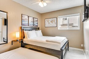 Roomy Tucson Home w/ Hot Tub & Pickleball Court!