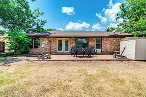 2 Mi to Kyle Field: Bryan Home w/ Fenced Yard