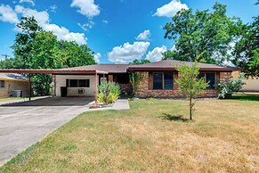 2 Mi to Kyle Field: Bryan Home w/ Fenced Yard
