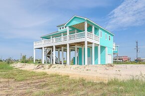 Hot Tub + Bay Views: Beachfront Gilchrist Retreat