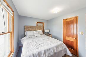 Stowe Retreat Mountain Views & Fenced Backyard by RedAwning