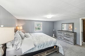 Stowe Retreat Mountain Views & Fenced Backyard by RedAwning