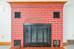 Stowe Retreat Mountain Views & Fenced Backyard by RedAwning