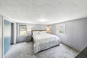 Stowe Retreat Mountain Views & Fenced Backyard by RedAwning