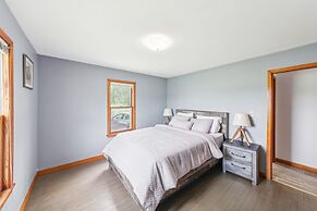 Stowe Retreat Mountain Views & Fenced Backyard by RedAwning