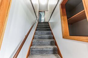 Stowe Retreat Mountain Views & Fenced Backyard by RedAwning