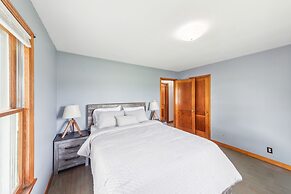 Stowe Retreat Mountain Views & Fenced Backyard by RedAwning