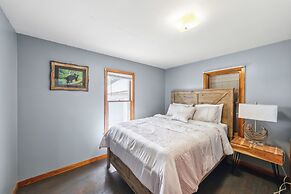 Stowe Retreat Mountain Views & Fenced Backyard by RedAwning