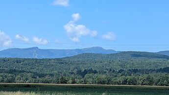 Stowe Retreat Mountain Views & Fenced Backyard by RedAwning