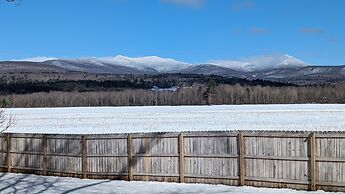 Stowe Retreat Mountain Views & Fenced Backyard by RedAwning